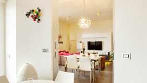 Un interior moderno con comedor, cocina y sala de estar.