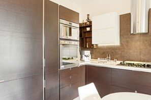 Microonde, forno, piano cottura, lavastoviglie