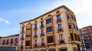 Exterior - Pensión Sandoval by gaiarooms (Leon)