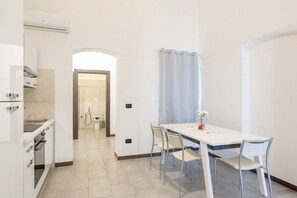 Fridge, oven, stovetop, coffee/tea maker - GuestHost - Cozy one-room apartment located on the ground floor of an elegant period building, perfect for 2 people! Just 350m from Piazza Garibaldi and the Court, in an area full of shops and restaurants. It is located in a popular and lively neighborho (Bari)