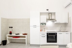 Réfrigérateur, un four, surface de cuisson, cafetière-théière