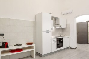 Réfrigérateur, four, plaque de cuisson, cafetiÚre/bouilloire