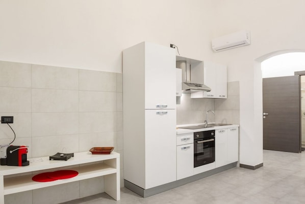 Fridge, oven, stovetop, coffee/tea maker