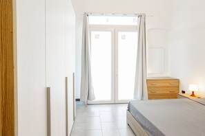 1 bedroom, iron/ironing board, WiFi, bed sheets - GuestHost - Cozy one-room apartment located on the ground floor of an elegant period building, perfect for 2 people! Just 350m from Piazza Garibaldi and the Court, in an area full of shops and restaurants. It is located in a popular and lively neighborho (Bari)
