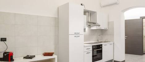 Een koelkast, een oven, een kookplaat, een koffiezetapparaat/waterkoker