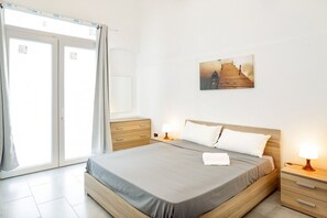 1 habitación, tabla de planchar con plancha, wifi y ropa de cama