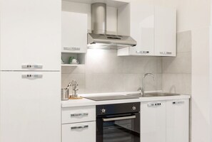 Réfrigérateur, four, plaque de cuisson, cafetiÚre/bouilloire