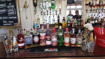 2 bars/lounges