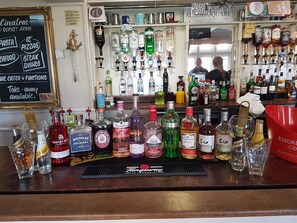 2 Bars/Lounges