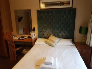 ファミリー ルーム (3) | セーフティボックス (室内)、客室ごとに異なる装飾、客室ごとに異なるインテリア、デスク