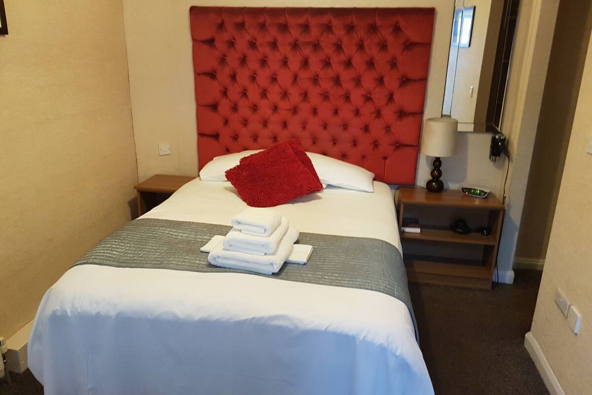 Standard Double or Twin Room | In-room safe, desk, laptop workspace, blackout curtains
