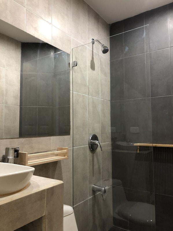 Douche, sĂšche-cheveux, savon, shampoing