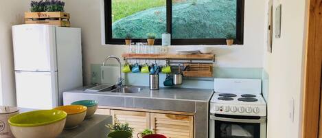 Full-size fridge, microwave, oven, stovetop