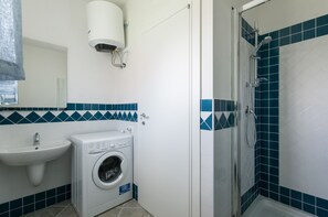 Sèche-cheveux, serviettes fournies, papier toilette
