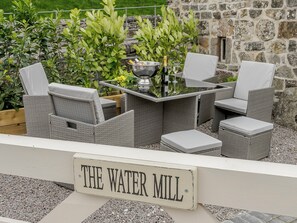 Outdoor dining - 7 bedroom accommodation in Bradbourne, near Ashbourne (Bradbourne, near Ashbourne)