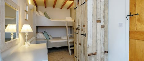 7 bedrooms, free WiFi, bed sheets