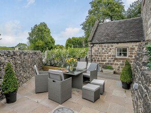 Outdoor dining - 7 bedroom accommodation in Bradbourne, near Ashbourne (Bradbourne, near Ashbourne)