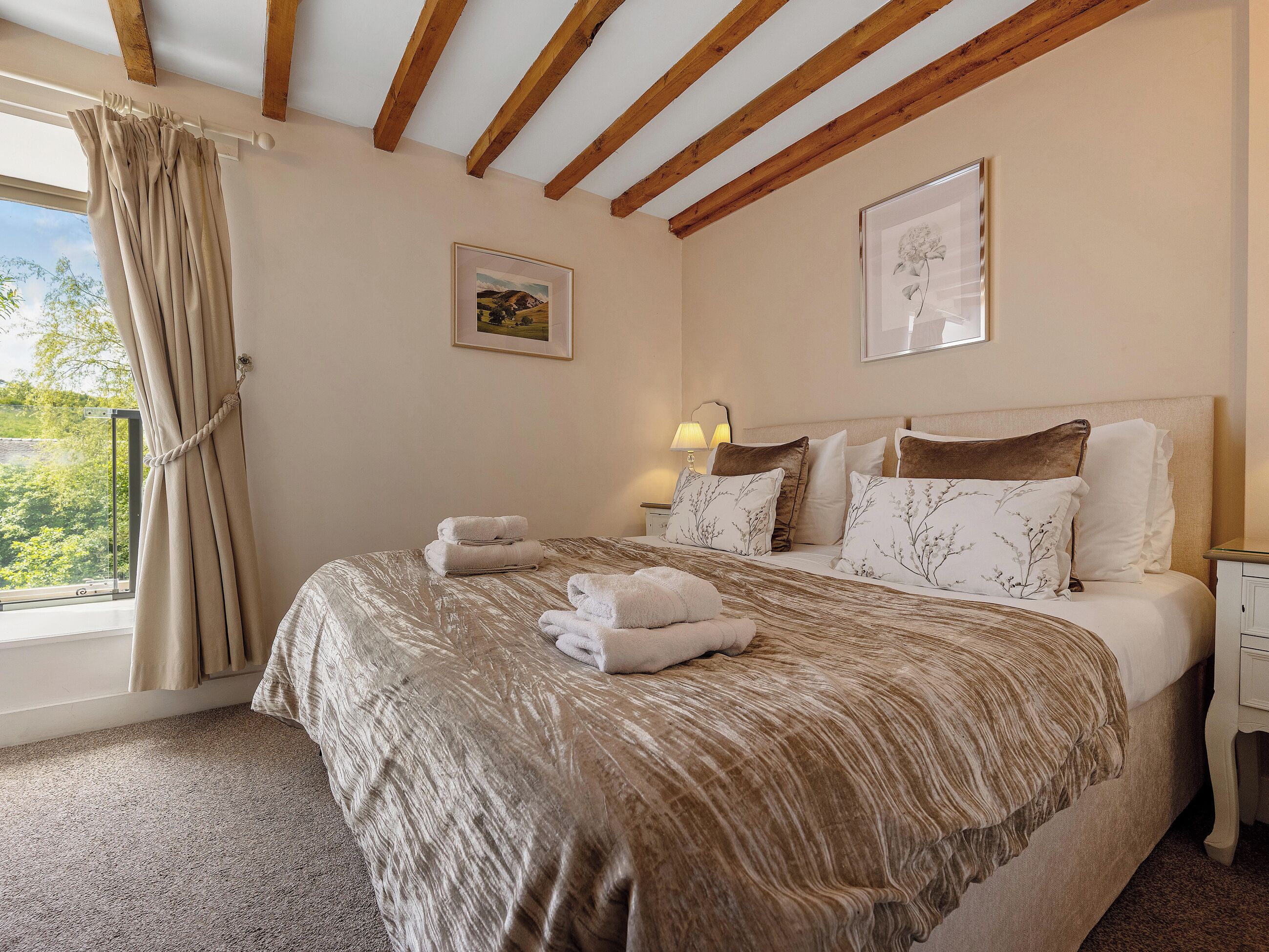 7 bedrooms, WiFi (free), bed sheets
