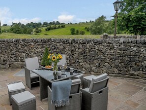 Outdoor dining - 7 bedroom accommodation in Bradbourne, near Ashbourne (Bradbourne, near Ashbourne)