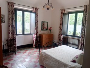 3 chambres, bureau, fer et planche à repasser, lit parapluie