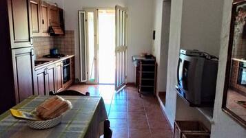 Kühlschrank, Ofen, Herdplatte, Kochgeschirr/Geschirr/Besteck