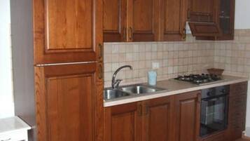 Kühlschrank, Ofen, Herdplatte, Kochgeschirr/Geschirr/Besteck