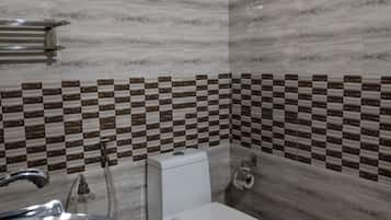 Tina con regadera, toallas, jabón, papel de baño