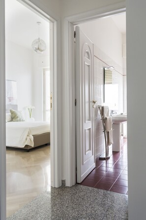 3 makuuhuonetta, silitysrauta/-lauta, vuodevaatteet