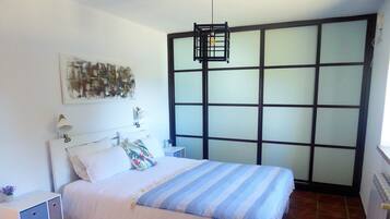 3 makuuhuonetta, silitysrauta/-lauta, Wi-Fi, vuodevaatteet