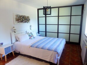 3 habitaciones, tabla de planchar con plancha, wifi y ropa de cama