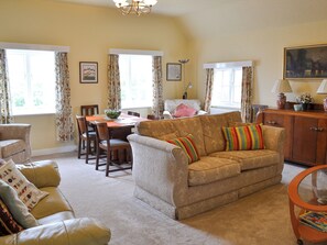 TV - 3 bedroom accommodation in Scarborough (Scarborough)