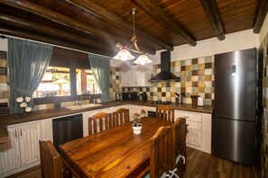 Een koelkast, een magnetron, een oven, een vaatwasser