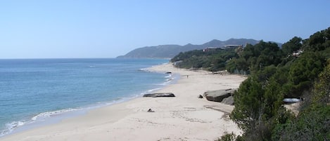 靠近海滩、沙滩椅