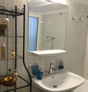 Combined shower/tub, hair dryer, towels - APARTMENT IN THE CENTER (Athens)