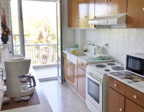 Refrigerador, microondas, horno y cafetera y tetera 