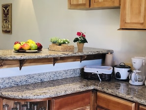 Refrigerador, microondas, horno y cafetera y tetera