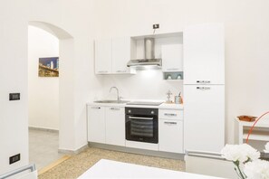 Fridge, oven, stovetop, coffee/tea maker