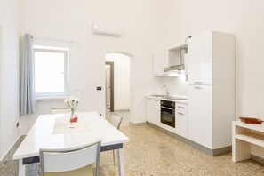 Fridge, oven, stovetop, coffee/tea maker
