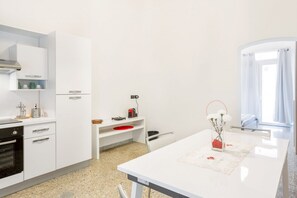 Fridge, oven, stovetop, coffee/tea maker