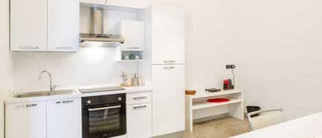 Frigorifero, forno, piano cottura, macchina per tè/caffè