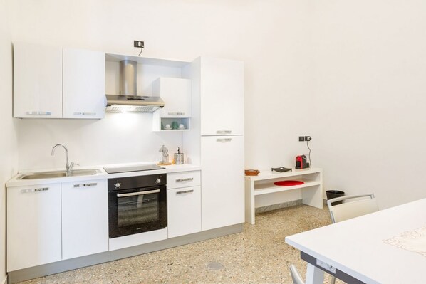 Fridge, oven, stovetop, coffee/tea maker