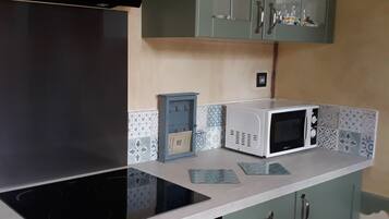 KĂŒhlschrank, Mikrowelle, Ofen, Herdplatte