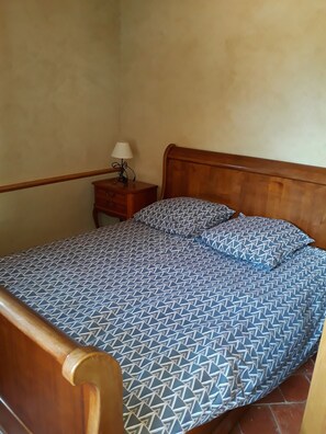 1 bedroom, travel cot, bed sheets