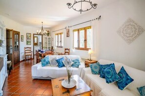 Smart TV, fireplace, DVD player, books - Stunning  Rural Country Villa with mountain views set in 6 acres of private land (Villanueva del Rosario)