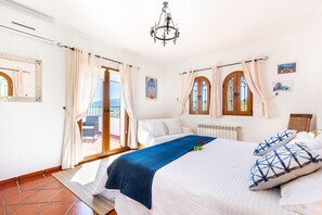 4 bedrooms, in-room safe, iron/ironing board, free WiFi