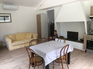TV - Gite Cote court ...... (Saint-Gilles)