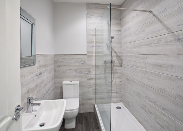 Two-Bedroom Apartment | Bathroom | Shower, hair dryer, towels