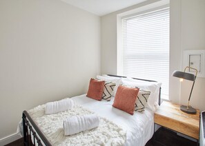 شقة | 2 عدّة غرف نوم وأغطية فراش متميزة ومساحة عمل للكمبيوتر المحمول