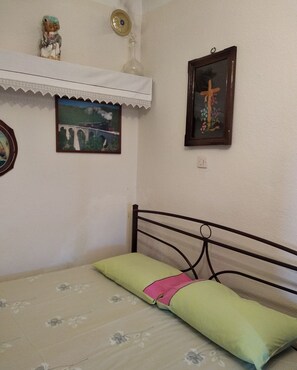 2 bedrooms, iron/ironing board, WiFi, bed sheets