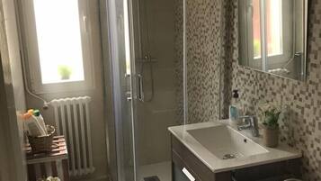 Combined shower/bathtub, hair dryer, towels, soap
